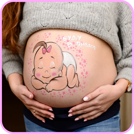 Cartoon baby girl with pink stars and caption “Буду в январе” on pregnant belly.